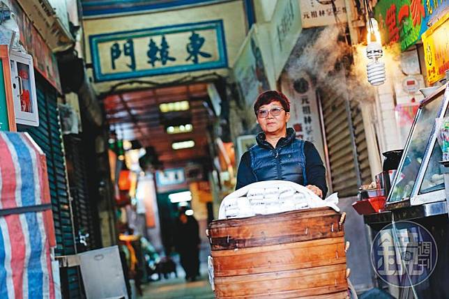 今年60歲的朱桂紅在廟口賣茯苓糕快40年，歷經喪夫喪母，4個兒子接連入獄，她始終守著攤子，終於等到孩子們回家。