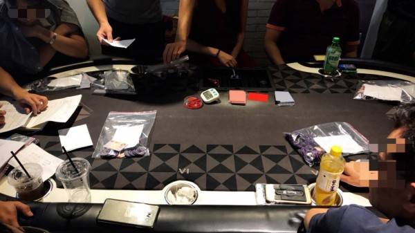 台北市警方衝入虎林街一間主題餐廳，逮捕正聚賭的9名賭客及兩名女荷官。(記者姚岳宏翻攝)