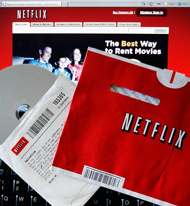 1997年創立的Netflix，早年在美國經營單一費率郵寄影像光碟出租服務，使用者可以透過目錄訂閱，之後便會收到Netflix寄送的實體光碟片。 路透社