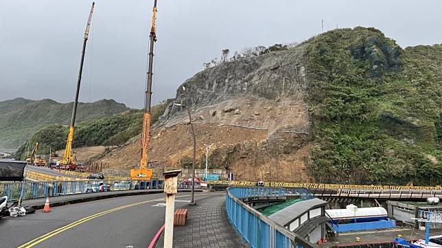 「０六０三」北寧路潮境路口發生大規模山崩，埋掉十輛汽車、二輛機車，聲請國賠被交通部駁回，現場仍施工穩固邊坡中。(記者王慕慈攝)