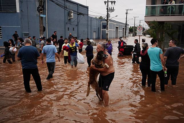 巴西南大河州嚴重水患，居民趕忙撤離。（圖／美聯社）