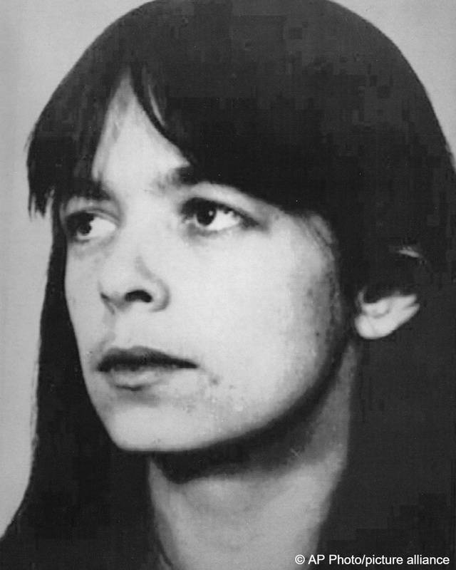 德國赤軍旅成員達妮埃拉·柯萊特（Daniela Klette）涉及多項罪名，包括殺人未遂、搶劫以及炸彈攻擊等，經逃亡30餘年，日前終被德國警方逮捕。 圖 : 翻攝自X