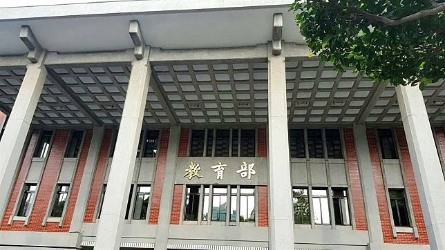 教育部今天拍板，中小學延後2天改9月1日開學，盼加強校園清潔消毒。（記者黃朝琴攝）