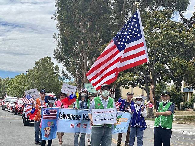 台裔社團參加7月4日加州聖荷西舉辦的美國國慶遊 行，表達融合並以行動呼喊「台灣加油、Yes台 灣」。 中央社記者周世惠聖荷西攝 111年7月5日  
