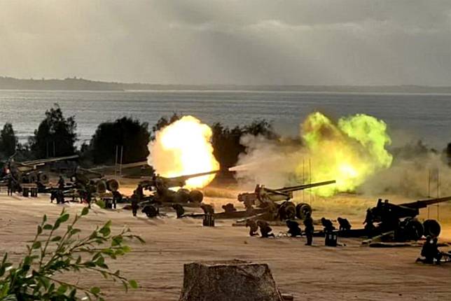陸軍金防部「漢光演習」昨日清晨在后湖砲陣地登場，砲火轟隆巨響，展現超強火力。（記者陳金龍翻攝）