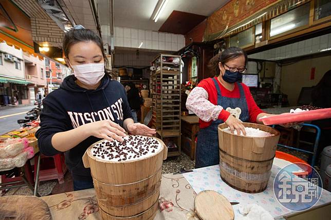 周家也有販售以糯米及在來米混合製作的鬆糕，製作過程只能輕鋪不能壓，撒上蜜紅豆等配料後進蒸籠，口感才能鬆而不硬。