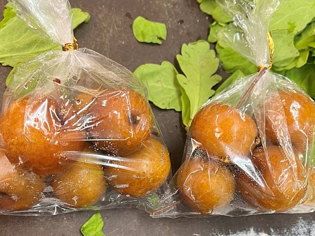 菓之鄉水果專賣店販售的「醃漬烏梨」檢驗出防腐劑及多項甜味劑不符合標準。（圖片來源：台北市衛生局提供）