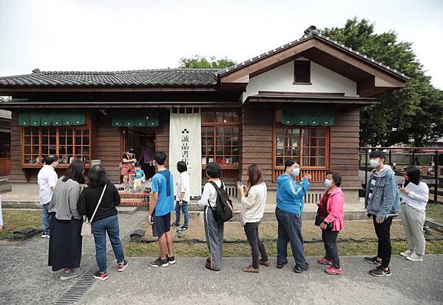 誠品基隆期間限定店6日在充滿日式建築風格的「要 塞司令官邸」及「要塞司令部校官眷舍」開幕，吸引 民眾前往，限定店為期3個月，期間將安排70多場藝 文活動，為基隆帶來新文化內容。 （基隆市政府提供） 中央社記者沈如峰基隆傳真 110年11月6日  
