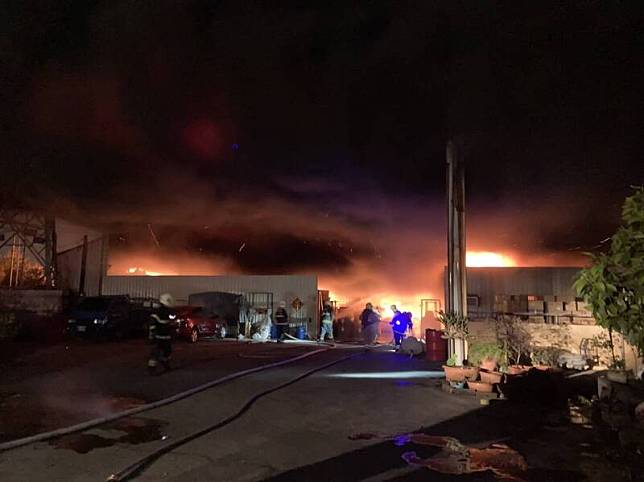 高雄大寮塑膠工廠大火，警消搶救中。(圖：讀者提供)