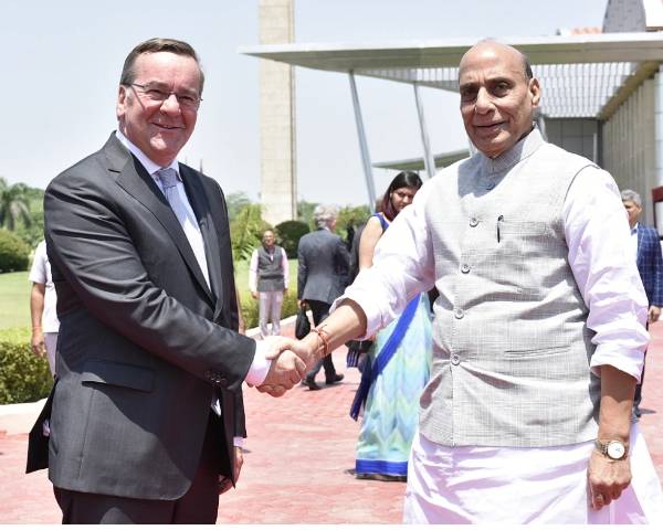 德國國防部長皮斯托里烏斯當地時間 6 日訪問印度，並與印度國防部長拉傑納特·辛格舉行雙邊會談。 圖 : 翻攝自視覺中國