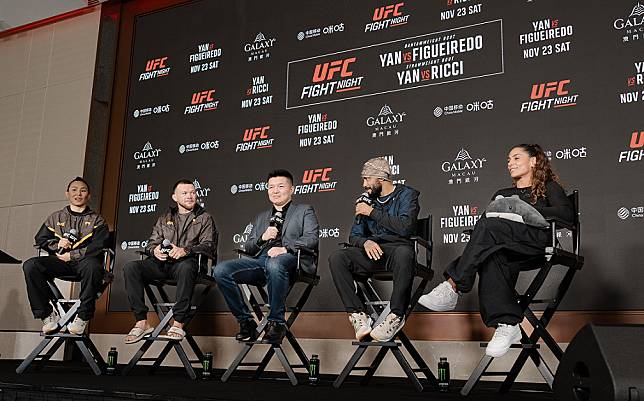 21日下午，UFC 格鬥之夜澳門站假銀河國際會議中心宴會廳舉行新聞發布會，將於23日晚的頭條主賽和聯合主賽中出戰的彼特·恩（左二）、戴雲遜·費古希度（右二）、閆曉楠（左一）、泰巴達·列斯（右一）亮相，與傳媒交流。