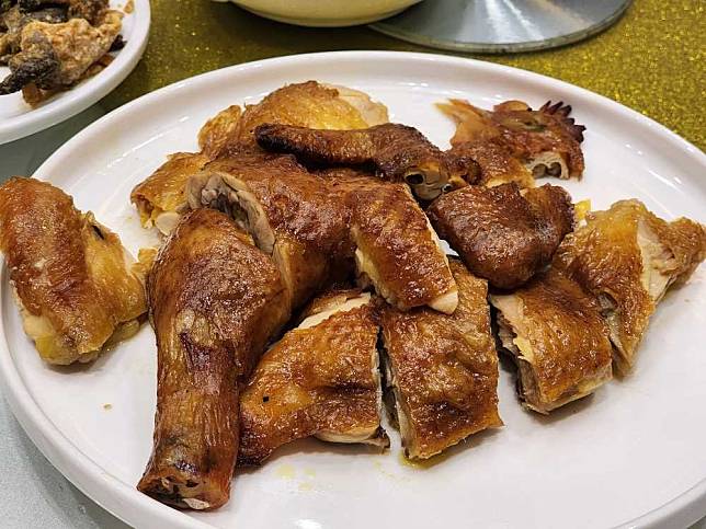 其中生記的招牌古法製鹽焗雞，鹹香皮脆，肉質嫩滑、味道鮮美、口感極佳，更是每枱必點。