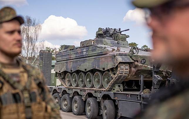 軍事專家指出德國軍援烏克蘭後，並沒有補充軍火庫，反而讓自身國防減弱。圖為德國提供貂鼠式步兵戰車（Marder Infantry Fighting Vehicles）給基輔抗俄。   圖：翻攝自艾蜜莉·哈柏推特