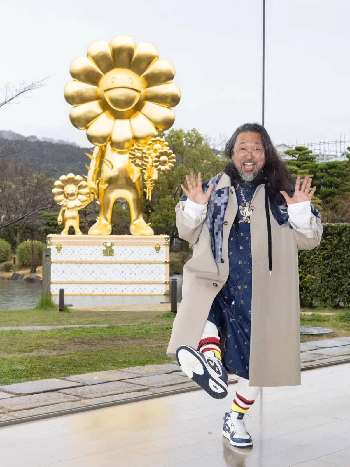 村上隆與LV合作的巨型金色雕塑《FLOWER PARENT AND CHILD》於京都市 