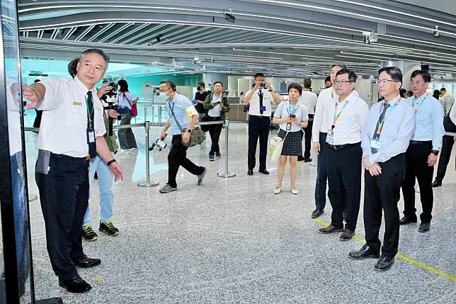 交通部長李孟諺（前右）五日到桃園國際機場視察整體通關作業，實際了解自動查驗通關系統（e-Gate）的更新設置及運作情況。（中央社）