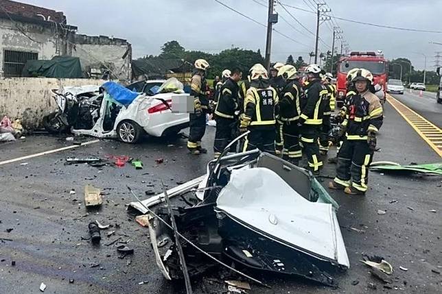 桃園市新屋區中山西路二段今中午發生重大死亡車禍。（楊梅警分局提供）