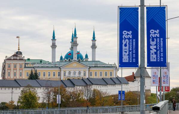 A view shows a banner with the logo of the annual BRICS summit next to the Kazan Kremlin in Kazan, Russia on Oct 22. [Photo/Agencies]