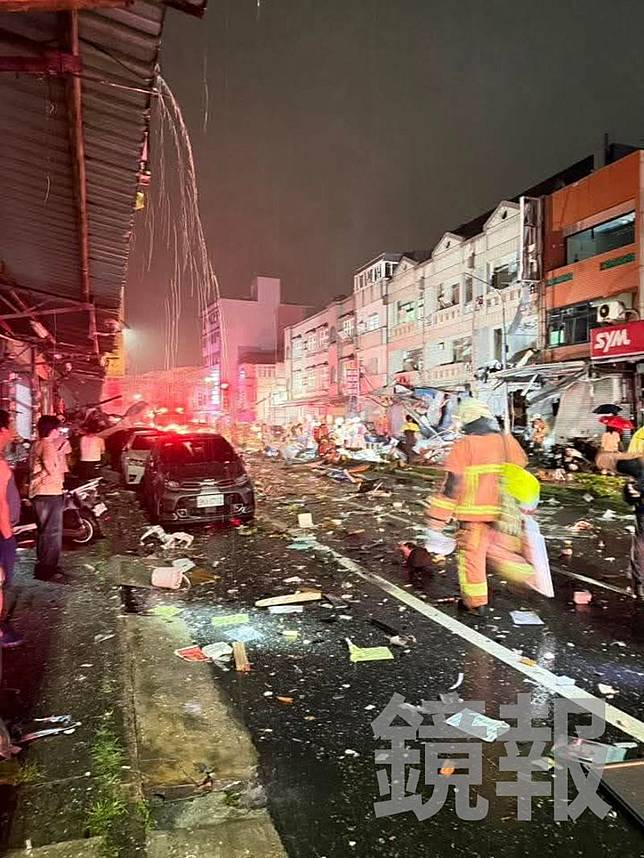 新竹市東區高翠路的透天厝疑似發生氣爆，現場滿地殘骸碎片。民眾提供