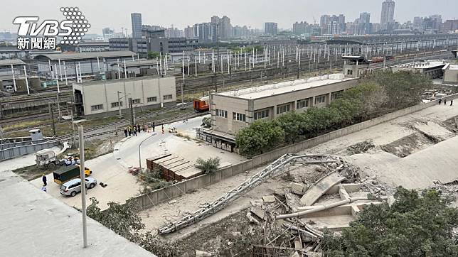 東南水泥的承包商拆除過程不慎，造成高塔倒塌。（圖／TVBS）