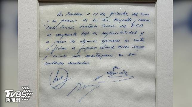巴塞隆納總監在餐巾紙寫下合約，同意簽下13歲的梅西，如今這張紙身價水漲船高。（圖／達志影像路透社）