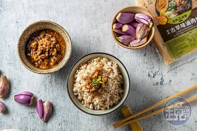 「古早味滷肉燥」除了拿來拌飯、拌麵，淋在燙青菜上也很不賴。（99元／包）