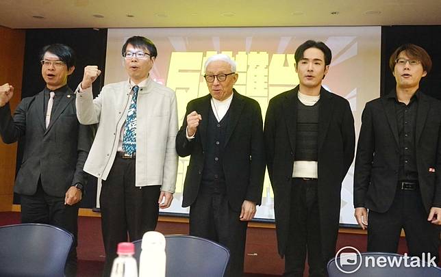 聯電創辦人曹興誠（中）、台灣北社副社長暨台灣醫師聯盟理事長羅浚晅（左2）、八炯等（右２）人出席《反共護台志工聯盟》—支援大罷免行動記者會。   圖：張良一/攝