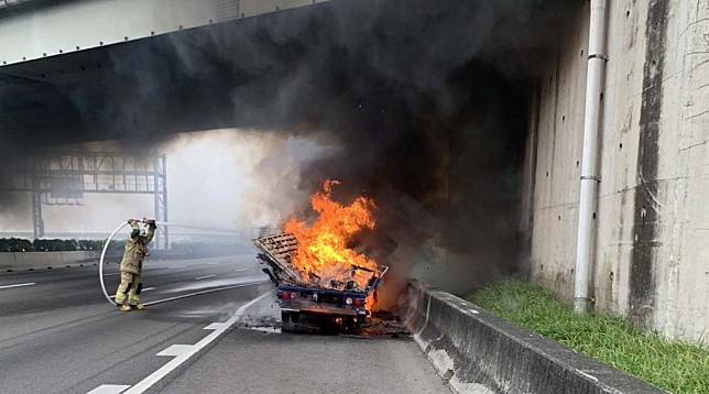 國道一號南下台南新營段外側路肩一日上午發生火燒車事故，警消前往灌救。（民眾提供）