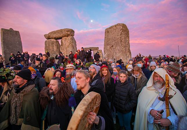 圖攝於2021年12月，英國即便受到COVID-19疫情嚴重的衝擊，人們依然效仿5,000年前的古人，穿上德魯伊（Druids）教派的服裝，隆重慶祝冬至的到來。 歐新社 / 達志影像