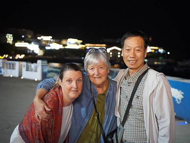 Kathleen Margaret Birch &copy; and Karen Louise Birch (L), families of a British soldier who fell victim to the shipwreck of Lisbon Maru, pose for a photo with Hu Yifang, son of a Chinese rescuer in Zhoushan, east China's Zhejiang Province, June 17, 2024. (Xinhua/Yu Aicen)