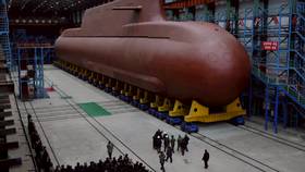 2025年12月25日，北韓官媒公布照片，領導人金正恩視察一艘8700噸核動力潛艦的建造工程，日期與地點未公布。朝中社／路透社