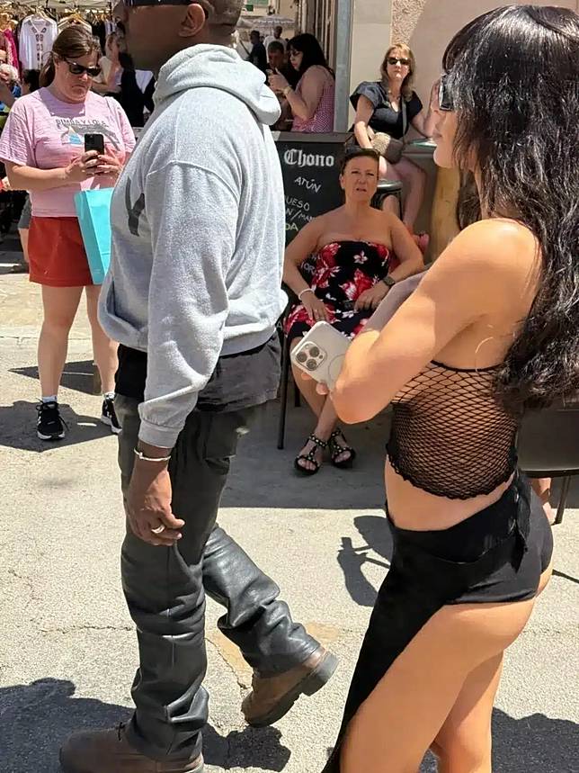 เบียงกา เซนซอรี ภรรยา 'คานเย เวสต์' เจอดราม่าระลอกใหม่ หลังโพสต์ภาพเปลือยกลางแจ้ง – ชาวเน็ตเรียกร้องให้ดำเนินคดีฐานอนาจาร