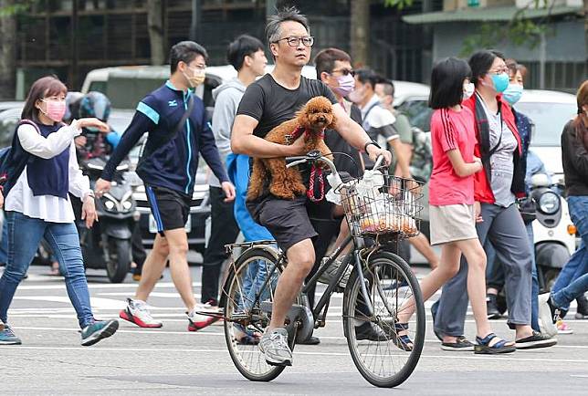 中央氣象局指出，14日鋒面移動到巴士海峽，各地仍 有降雨機會，但降雨主要以靠近鋒面的南部地區及迎 風面的東半部下短暫陣雨的機率較高，中部以北降雨 時間及範圍相對較小。圖為台北市大安區有民眾趁著 未下雨帶毛小孩出門。 中央社記者鄭清元攝 112年5月14日