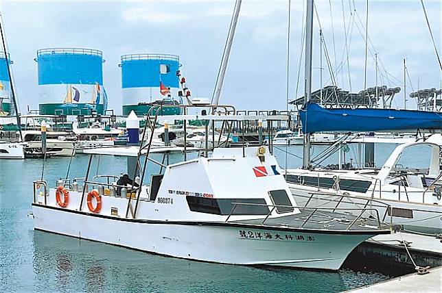 澎科大「海洋2號」與PIDC國際潛水中心產學合作，卻傳出潛水客違法在國家公園內捕撈龍蝦。（張茂雄攝）