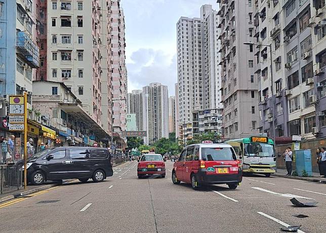 客貨車意外後剷上行人路。