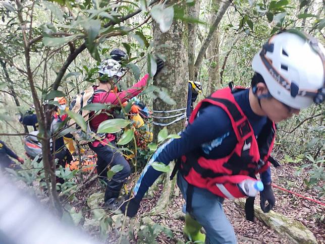 葉男在涉溪時突然OHCA，分隊隨即出動，派遣28名消防人員、8輛消防車及1輛救護車前往現場。圖：消防局提供