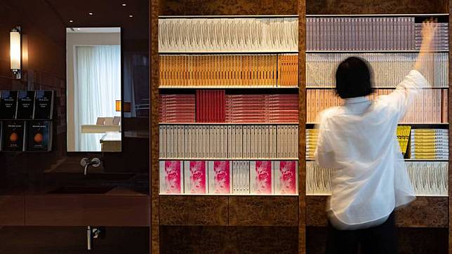 知名護膚品牌業者在台北推出「酷兒文學圖書館」計畫，自23日起至31日，民眾只要至指定店面門市參觀，不必消費，即可帶一本與性別議題相關的書籍回家，送完為止。 （業者提供） 中央社 110年10月22日  
