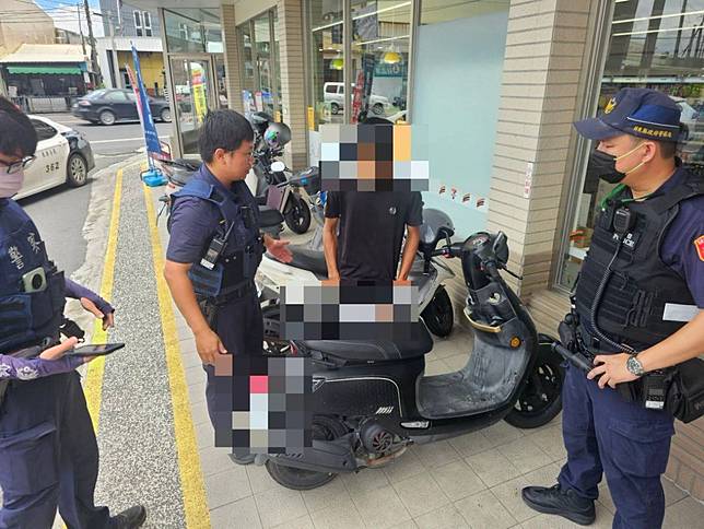 東港分局警方巡邏時發現一名男子在超商領錢行跡可疑，一查果然是詐騙集團車手。（圖：東港分局提供）