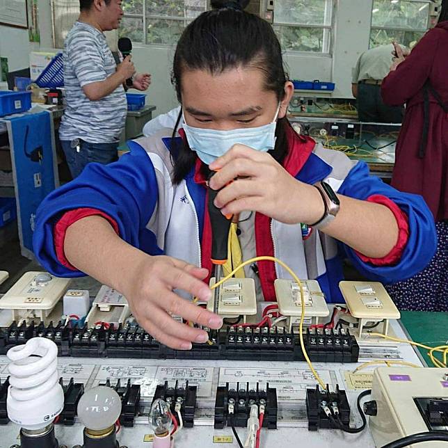 三重高中國中部余若晨同學以國中會考二三點六分成績，繼續選擇高中部就讀。（新北市教育局提供）