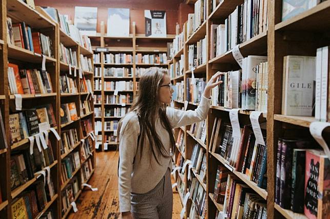 實體書店不僅僅是一個銷售書籍的場所，它更是一個文化交流和知識傳承的空間。