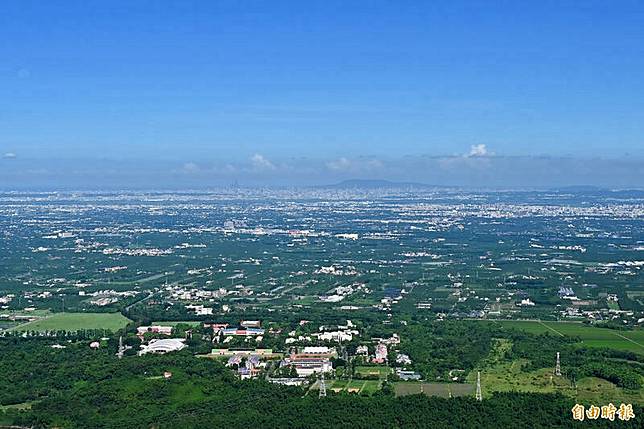 爬到海拔 659 公尺高的笠頂山路上，可俯瞰高屏平原的美景。(記者李惠洲攝)