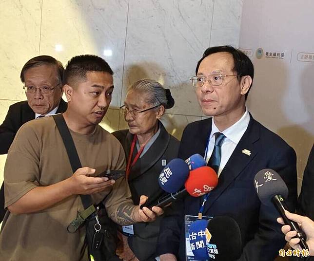 衛生福利部長石崇良(右)說明中聯油脂事件。(記者張軒哲攝)