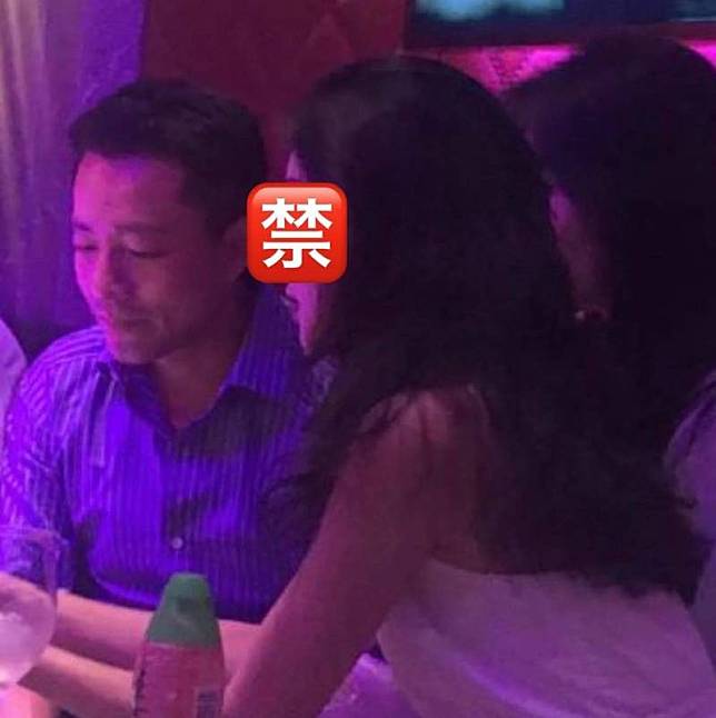資深狗仔葛斯齊在臉書放上汪小菲在KTV喝酒，正妹環繞的照片。(翻攝臉書)