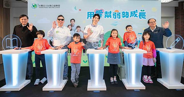 台灣公益聯盟與年度代言人林柏宏（中）啟動「偏鄉兒童五育培力」，左一為新北市石門國小蔡清寬校長、左三為公益聯盟創辦人鄭龍水博士、右一為新北市屈尺國小林錫恩校長