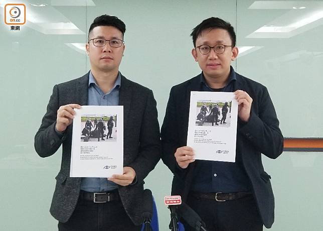 沈偉男(右)及王浩賢公布民權監察報告。(林嘉諾攝)