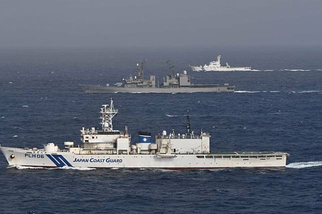 日本為強化南西諸島防衛需求，海上自衛隊與海上保安廳在沖繩海域進行機艦海上聯合訓練。圖為海上保安廳3000噸級巡視船「沖繩號(PLH-06)」、海自護衛艦「夕霧號(DDG-153)及1000噸級巡防艦並列航行。 圖：翻攝「X」@JMSDF_PAO