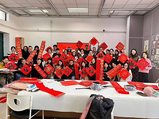 Indonesian teachers learn to write the Chinese character &ldquo;Fu,&rdquo; which means &ldquo;good fortune,&rdquo; in various calligraphy styles in north China's Tianjin on Jan. 7, 2025. (Xinhua)