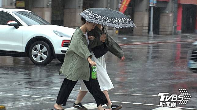 中央氣象局針對10縣市發布超大豪雨、豪大雨特報。（示意圖／shutterstock達志影像）