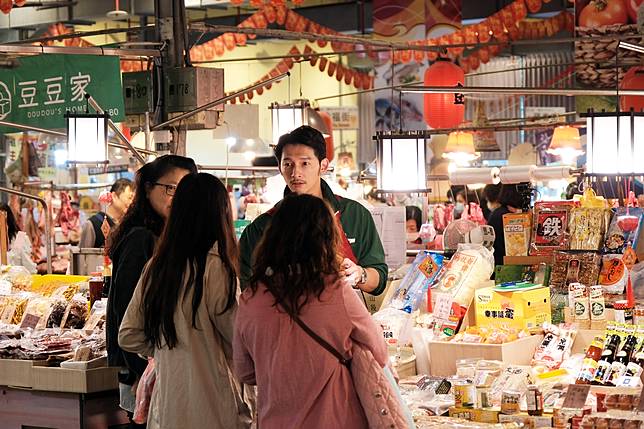 ▲片中溫昇豪還需要挑戰叫賣，但他短短5分鐘就達標，並當起外送員呢!