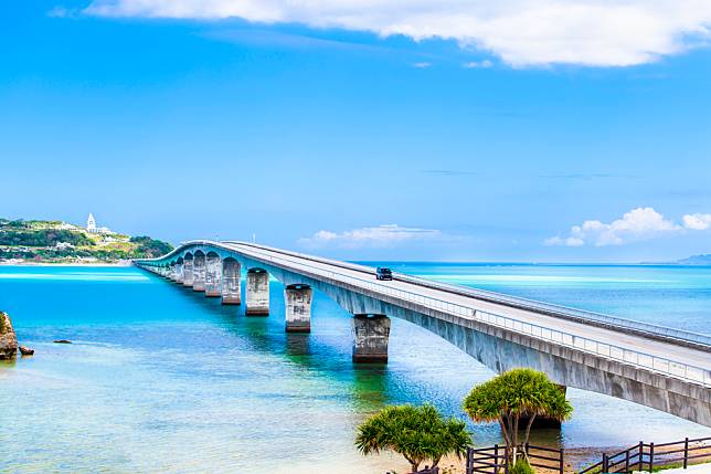 日本沖繩擁有絕美景觀的古宇利大橋。圖片：樂天旅遊提供