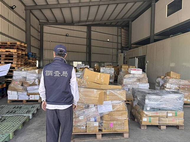 檢警調組成專案小組，查獲蔡男指使員工更改過期食品標籤，再賣給不知情的下游廠商。翻攝照片